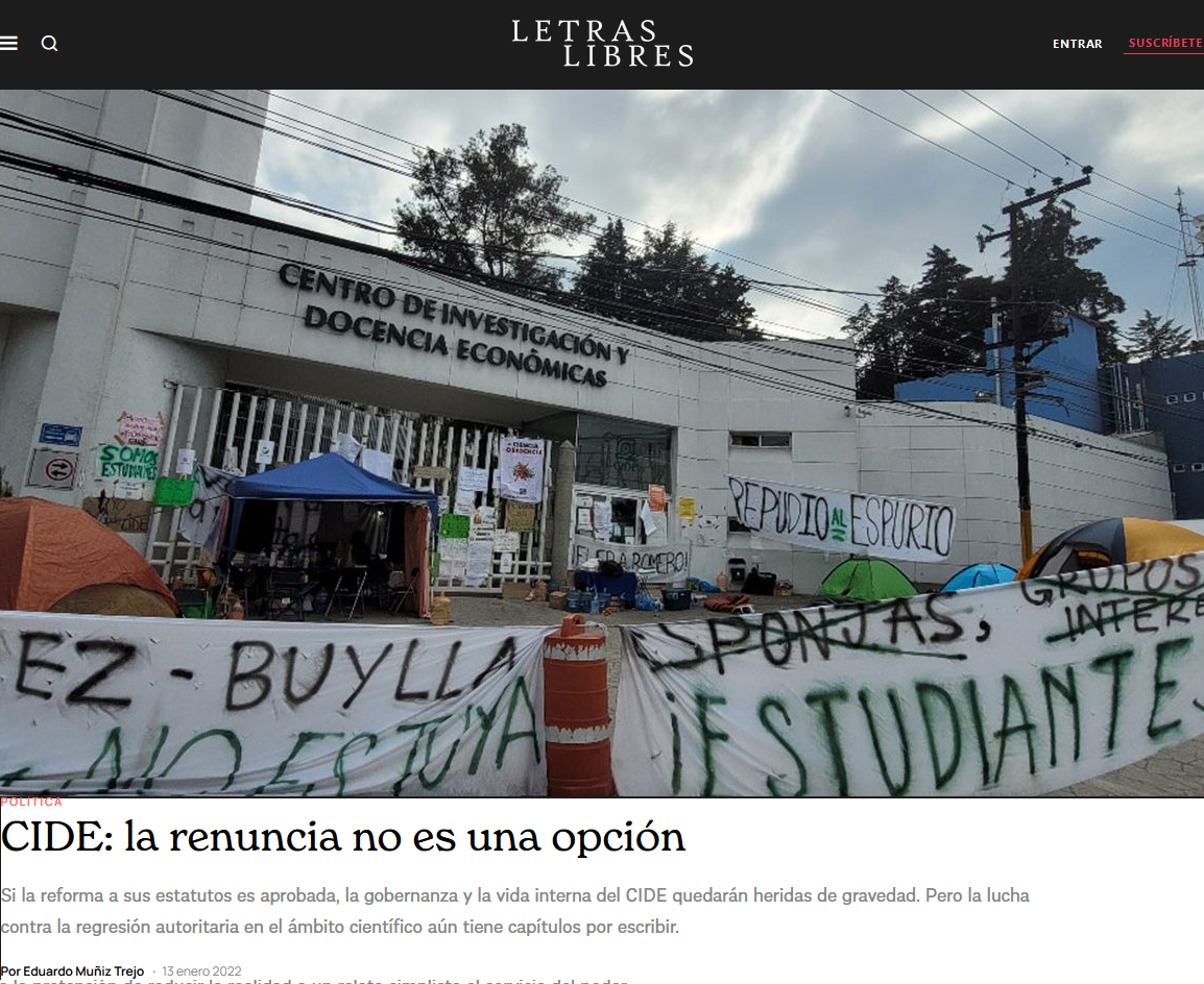 Imagen de la entrada principal del CIDE, tomada por la comunidad estudiantil. En primer plano lonas que dicen: "Álvarez-Buylla la ciencia no es tuya" y "Somos estudiantes, no grupo de interés".